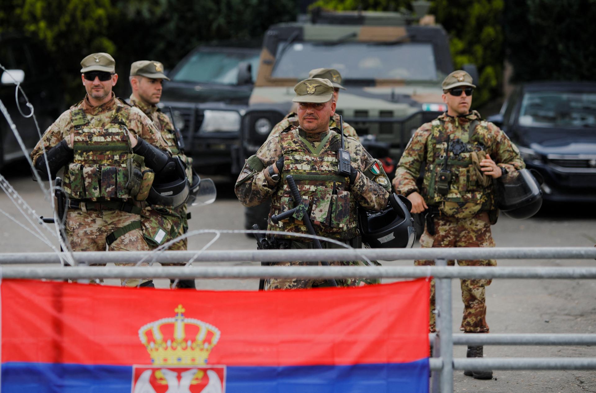 NATO je pripravené vyslať ďalších vojakov do Kosova na upokojenie situácie