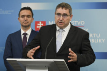 Minister školstva, vedy, výskumu a športu Daniel Bútora a premiér Ľudovít Ódor. FOTO: TASR/Pavel Neubauer