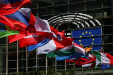 Vejúce vlajky pred Európskym parlamentom v Bruseli. FOTO: Reuters