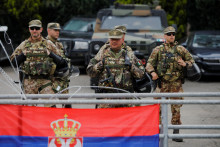 Talianski príslušníci NATO v Leposaviči v Kosove. FOTO: Reuters
