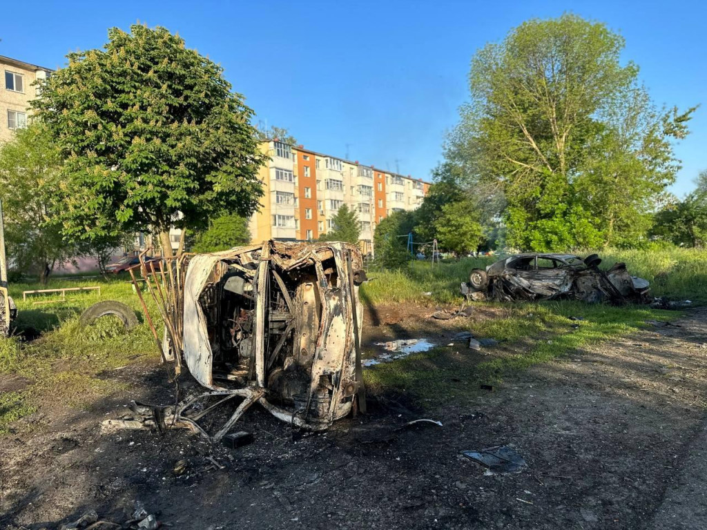 Zničené vozidlá po tom, čo bolo údajne ostreľovaním ukrajinských síl v priebehu rusko-ukrajinského konfliktu v meste Šebekino v Belgorodskej oblasti v Rusku. FOTO: Guvernér Belgorodskej oblasti