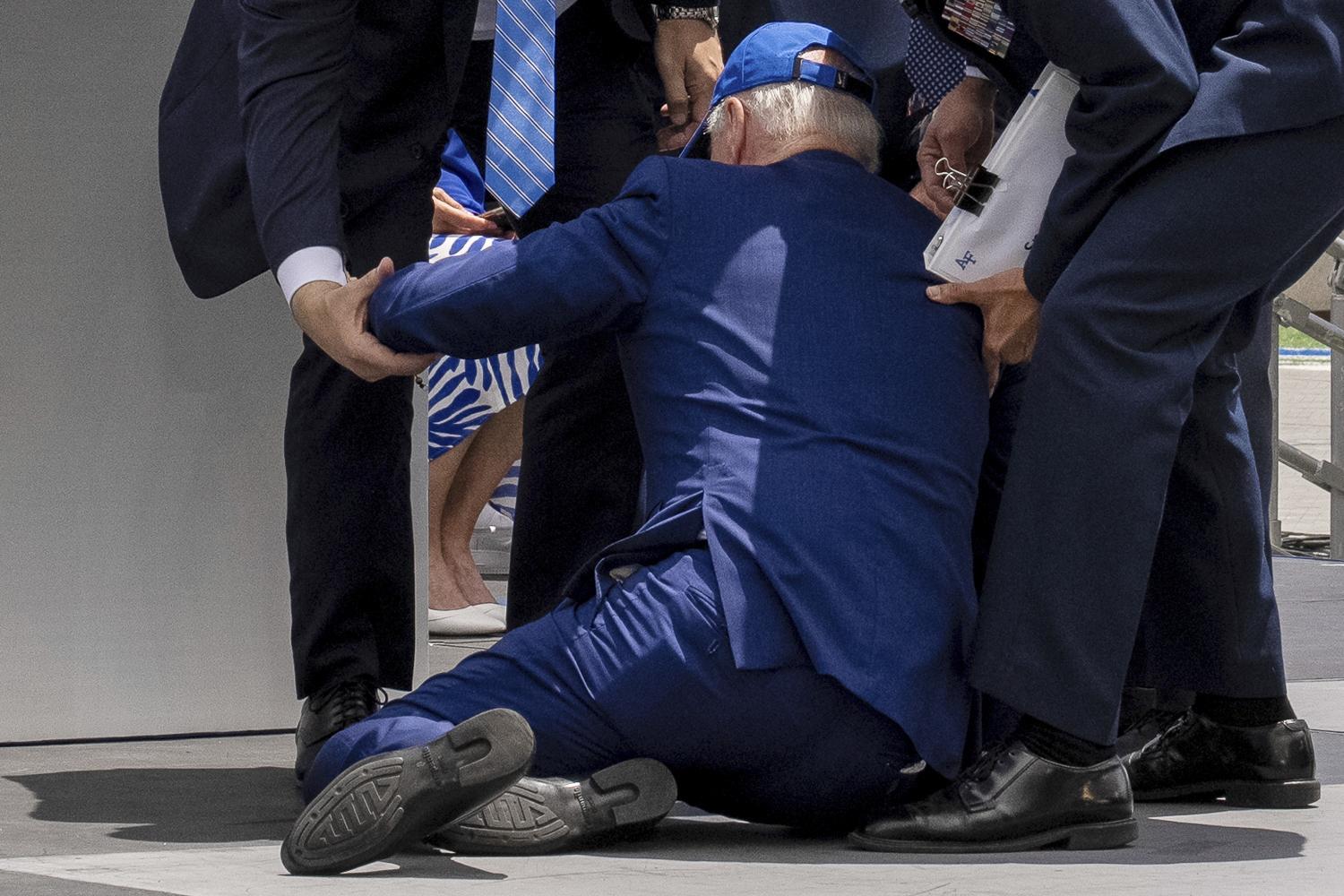 Biden spadol pred námorníkmi, Trump s DeSantisom reagovali uštipačne