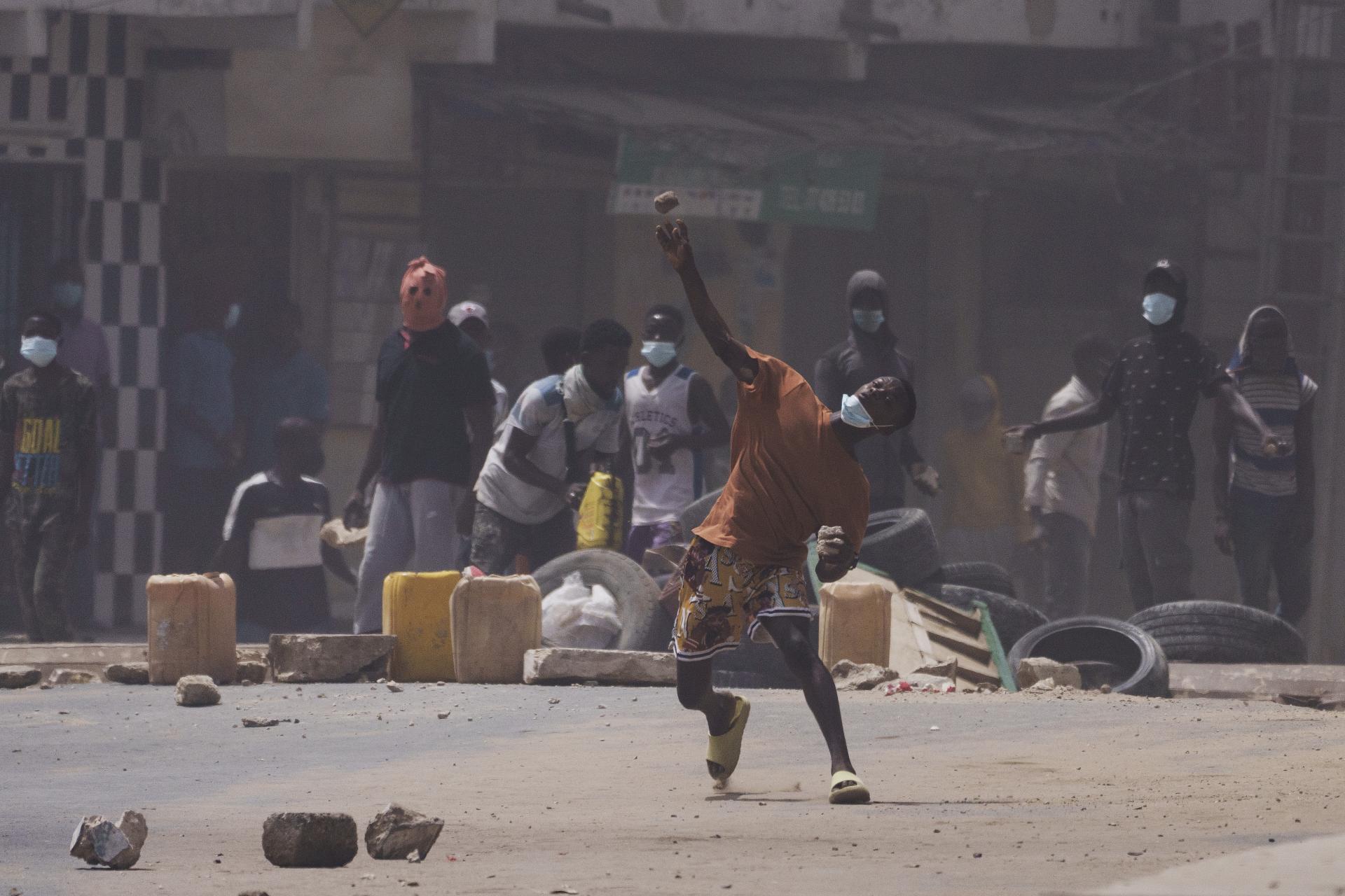 Deväť ľudí zahynulo v Senegale pri protestoch po odsúdení opozičného lídra, horeli autobusy