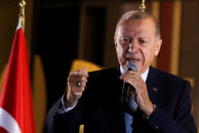 Kontinuálny prepad kúpyschopnosti tureckej líry prezident Erdogan vysvetlí tureckému národu len ťažko. FOTO: REUTERS/Umit Bektas