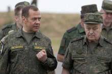 Zástupca predsedu štátnej bezpečnostnej rady Dmitrij Medvedev a námestník ministra obrany Nikolaj Pankov. FOTO: Sputnik