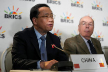 Námestník čínskeho ministra zahraničných vecí Ma Zhaoxu a brazílsky minister zahraničných vecí Mauro Vieira. FOTO: Reuters