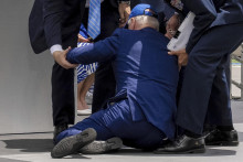Americký prezident Joe Biden padá na pódiu počas slávnostnej promócie na univerzite United States Air Force Academy na Falcon Stadium. FOTO: TASR/AP​