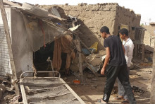 Ľudia kontrolujú ruiny svojich zničených domov po útokoch v okrese Allamat. FOTO: TASR/AP