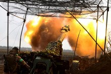 Ukrajinské delostrelectvo strieľa smerom k frontovej línii počas ťažkých bojov počas ruského útoku na Ukrajinu, neďaleko Bachmutu na Ukrajine. FOTO: Reuters