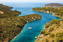Ostrov Šolta leží tak blízko Splitu, že ho väčšina turistov pri ponáhľaní sa medzi Hvarom a Bračom prehliadne. A je to dobre, pretože tam je pokoj. Šolta má hlboko členité pobrežie plné malinkých pláží a okruhliakových zátok. Uterák si môžeš rozložiť, kde sa ti zapáči. Chorvatské pláže sú totiž zo zákona verejne prístupné, súkromné tu neexistujú. Návšteva Stračinskej zátoky na Šolte je silný zážitok. Ide o odľahlé miesto, lemované voňavými borovicami a skalnatými brehmi s iskrivou modrozelenou vodou. Ideálne pre plávanie aj šnorchlovanie.