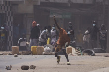 Demonštranti a policajti počas potýčok v Dakare v Senegale. FOTO: TASR/AP