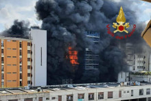 Požiar viacposchodovej obytnej budovy v Ríme. FOTO: Vigili Del Fuoco