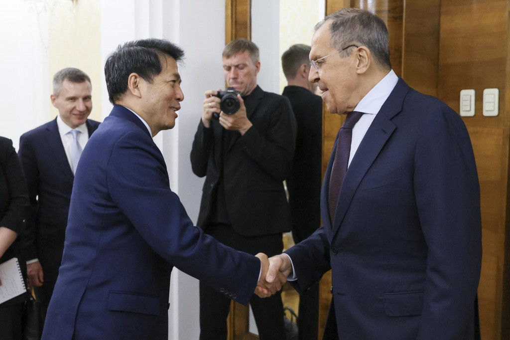 Ruský minister zahraničných vecí Sergej Lavrov (vpravo) si podáva ruku s osobitným predstaviteľom čínskeho ministerstva zahraničných vecí pre eurázijské záležitosti Li Chuejom. FOTO: TASR/AP