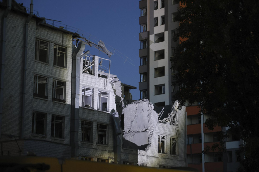 Budova, ktorú zasiahol dron počas nočného raketového útoku ruskej armády v Kyjeve. FOTO: TASR/AP