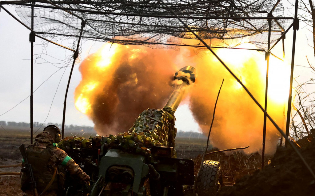 Ukrajinské delostrelectvo strieľa smerom k frontovej línii počas ťažkých bojov počas ruského útoku na Ukrajinu, neďaleko Bachmutu na Ukrajine. FOTO: Reuters