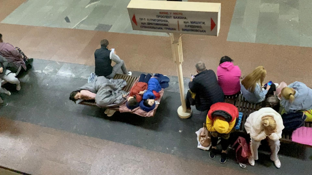 Ľudia sa ukrývajú v stanici metra uprostred ruského útoku na Kyjev. FOTO: Twitter/Taniakovba