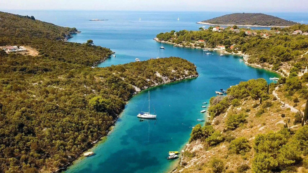 Ostrov Šolta leží tak blízko Splitu, že ho väčšina turistov pri ponáhľaní sa medzi Hvarom a Bračom prehliadne. A je to dobre, pretože tam je pokoj. Šolta má hlboko členité pobrežie plné malinkých pláží a okruhliakových zátok. Uterák si môžeš rozložiť, kde sa ti zapáči. Chorvatské pláže sú totiž zo zákona verejne prístupné, súkromné tu neexistujú. Návšteva Stračinskej zátoky na Šolte je silný zážitok. Ide o odľahlé miesto, lemované voňavými borovicami a skalnatými brehmi s iskrivou modrozelenou vodou. Ideálne pre plávanie aj šnorchlovanie.