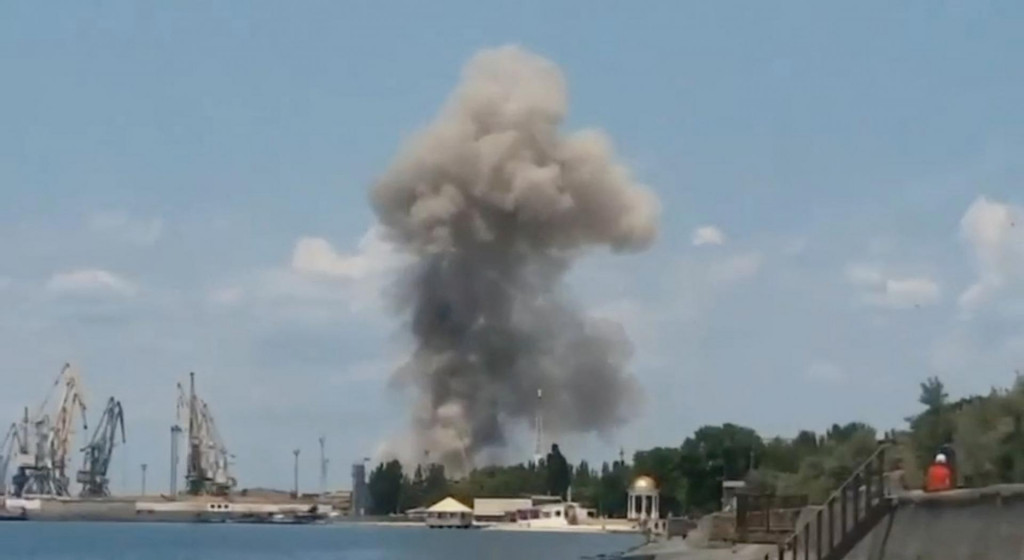 Z prístavu v okupovanom ukrajinskom meste Berďansk stúpa dym. FOTO: Reuters