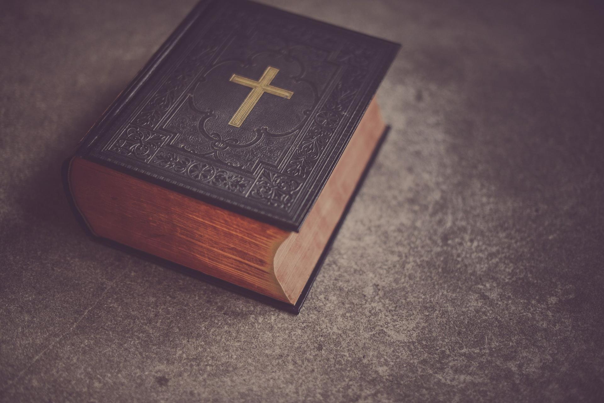 Niekoľko základných škôl v americkom Utahu zakázalo Bibliu kvôli 
