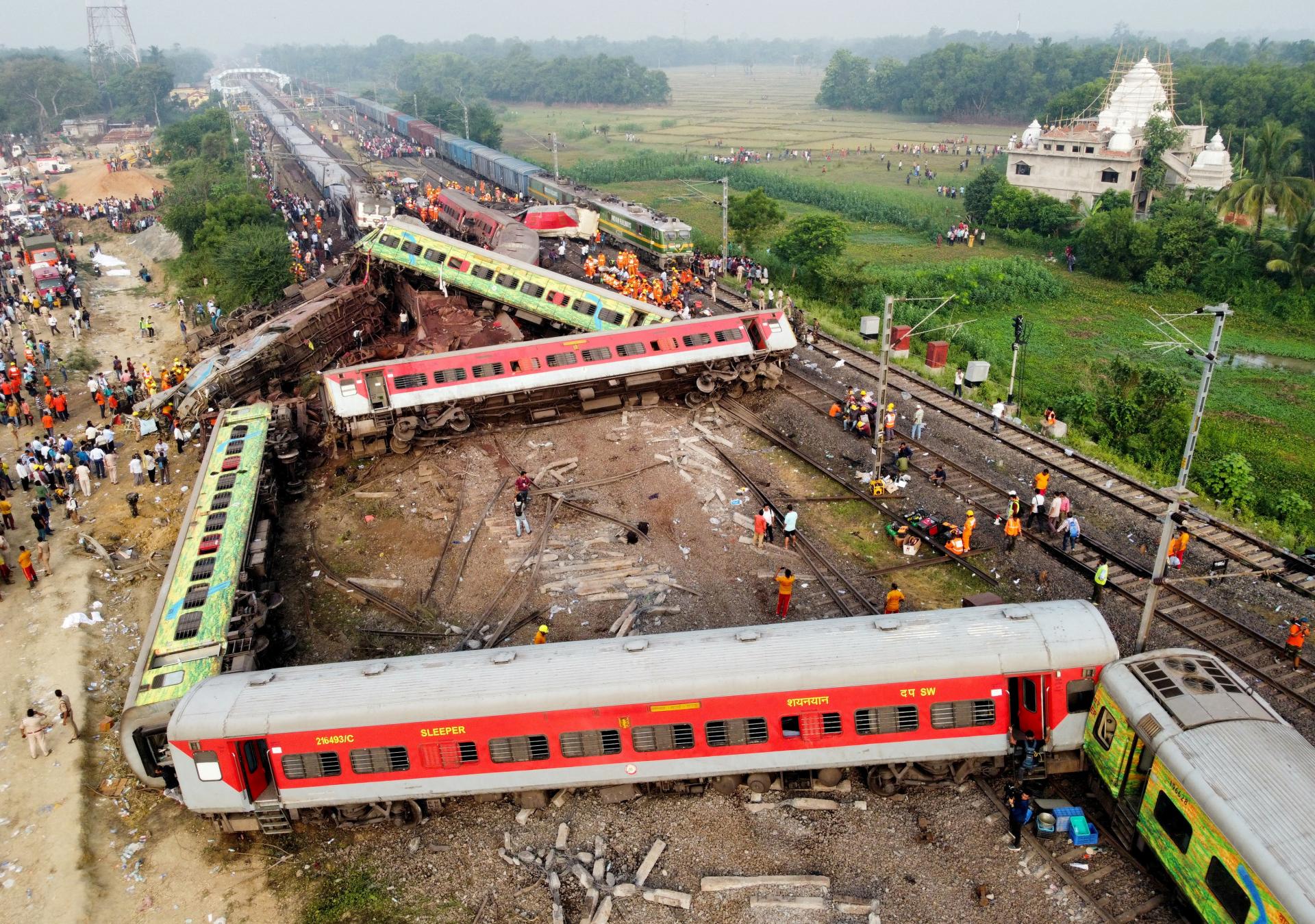 Peklo na trati v Indii. Zrážka vlakov si vyžiadala najmenej 288 mŕtvych a 850 zranených