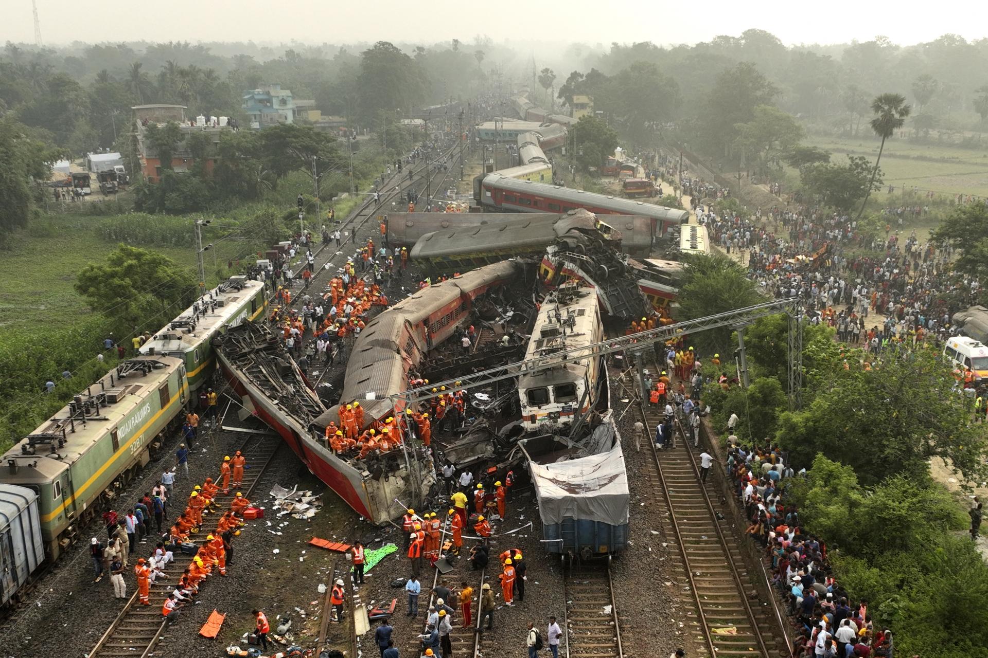 Pri najhoršej železničnej nehode v Indii v 21. storočí zomrelo takmer 300 ľudí, Únia je pripravená pomôcť