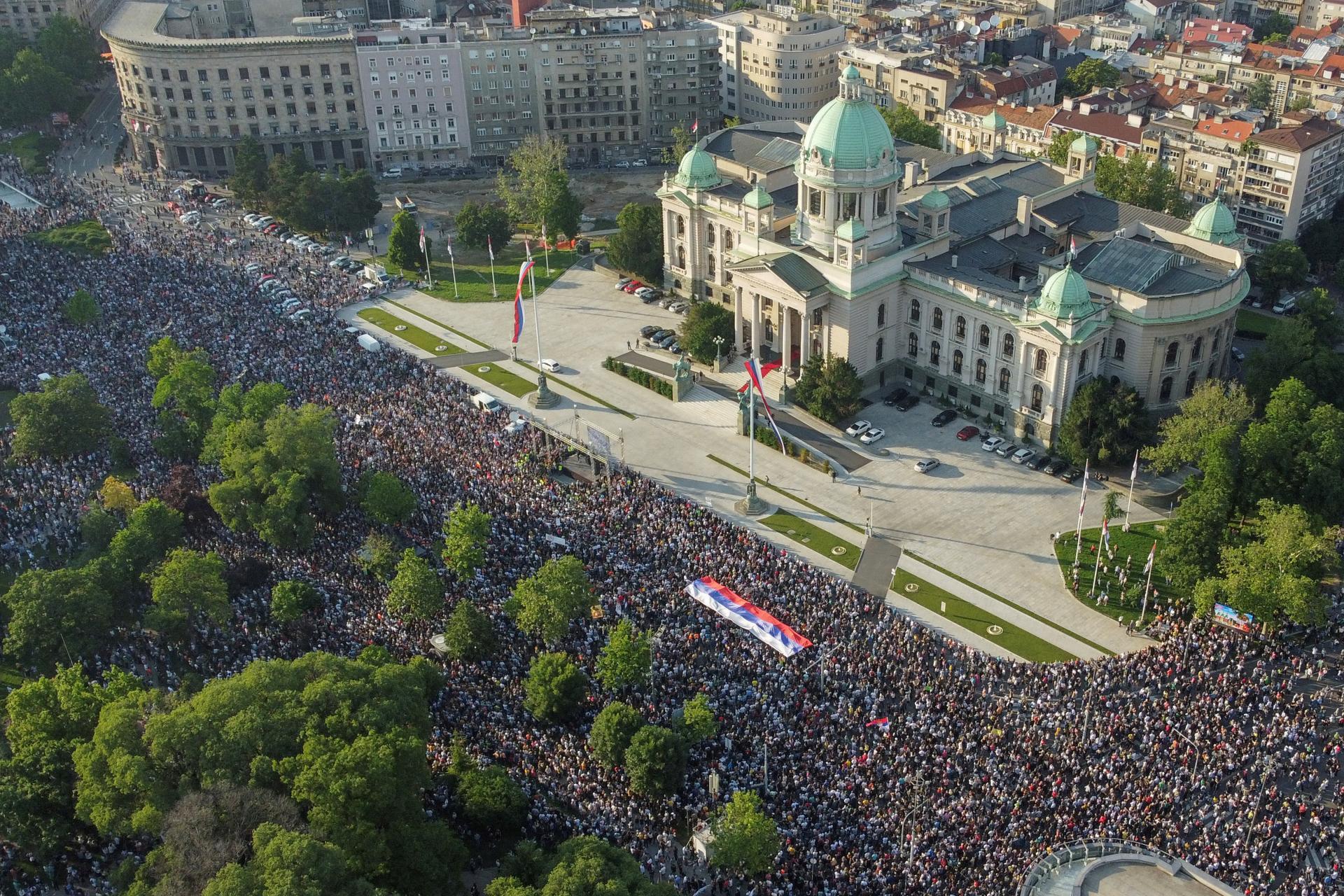 Desaťtisíce ľudí protestovali v Srbsku proti vláde kvôli nedávnej streľbe, vinia aj násilie v médiach
