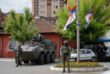 Rakúski členovia kosovských síl pod vedením NATO strážia v kosovskom Zvecane. FOTO: Reuters