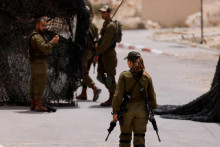 Vojaci kráčajú v blízkosti miesta nahláseného bezpečnostného incidentu pri južnej hranici Izraela s Egyptom. FOTO: Reuters