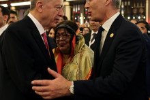 Turecký prezident Tayyip Erdogan víta generálneho tajomníka NATO Jensa Stoltenberga počas jeho inauguračného ceremoniálu v Prezidentskom paláci v Ankare. FOTO: Reuters