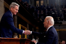 Prezident Joe Biden si podáva ruku s predsedom Snemovne reprezentantov Kevinom McCarthym. FOTO: Reuters