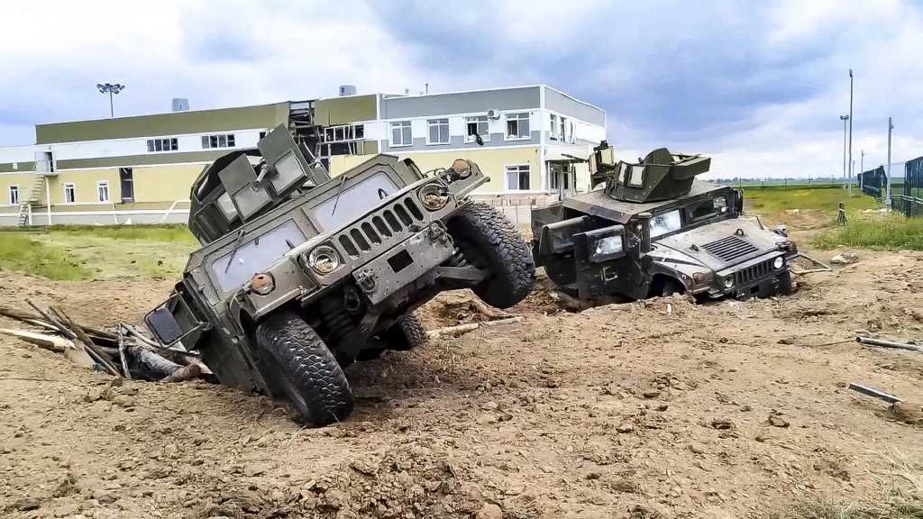 Na videosnímke ruského ministerstva obrany sú poškodené obrnené vojenské vozidlá po bojoch v západnej časti ruskej Belgorodskej oblasti. FOTO: TASR/AP