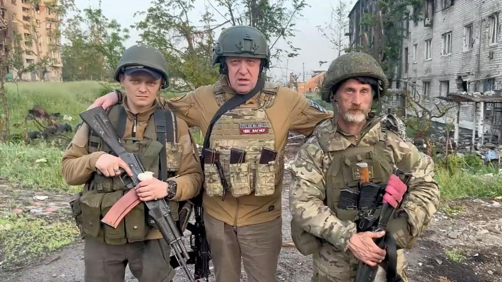 Šéf Wagnerovej skupiny Jevgenij Prigožin s jej členmi vo východoukrajinskom Bachmute. FOTO: Reuters
