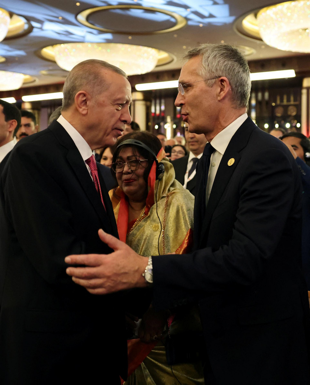Turecký prezident Tayyip Erdogan víta generálneho tajomníka NATO Jensa Stoltenberga počas jeho inauguračného ceremoniálu v Prezidentskom paláci v Ankare. FOTO: Reuters