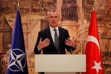 Generálny tajomník NATO Jens Stoltenberg počas tlačovej konferencie po stretnutí s tureckým prezidentom Tayyipom Erdoganom v Istanbule v Turecku 4. júna 2023. FOTO: Reuters