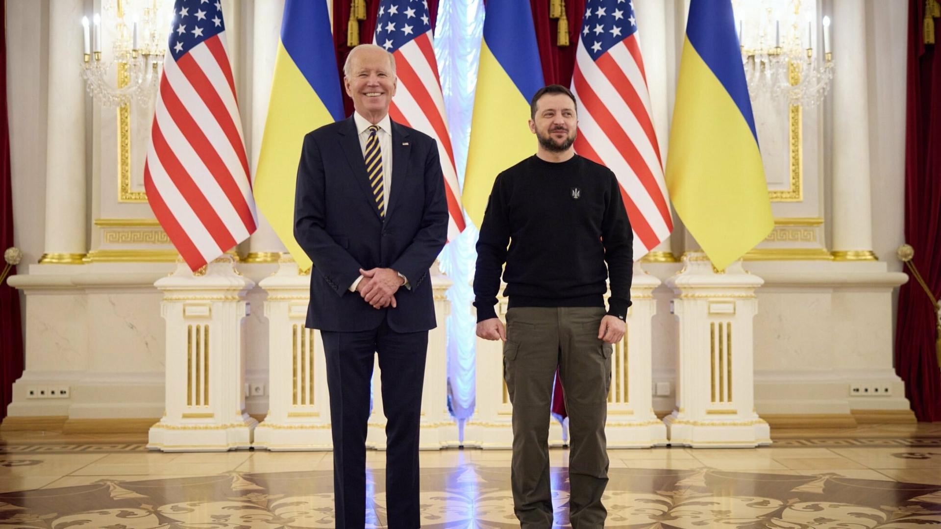 Zelenskyj ocenil úspechy ukrajinských vojakov pri Bachmute, Biden im drží palce