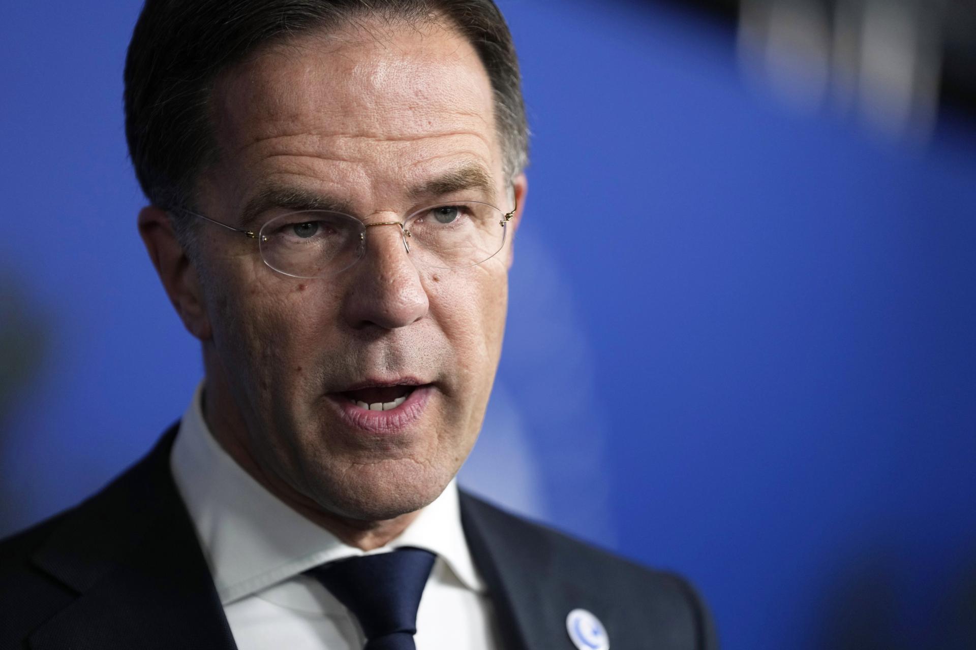 Premiér čelí tlaku vlastnej strany kvôli nárastu počtu azylantov v Holandsku, vláde hrozí kríza