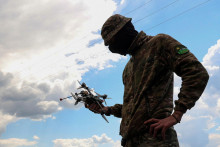 Ukrajinský námorník drží FPV-dron počas leteckého výcviku. FOTO: Reuters