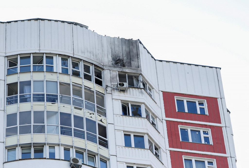 Poškodený viacposchodový bytový dom po ohlásenom útoku dronu v Moskve. FOTO: Reuters