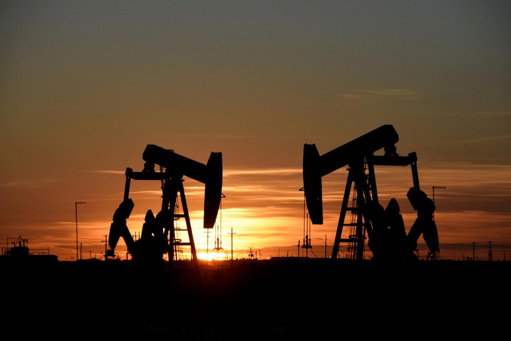 Čerpadlá pri západe slnka na ropnom poli v Midland, Texas, USA. FOTO: Reuters