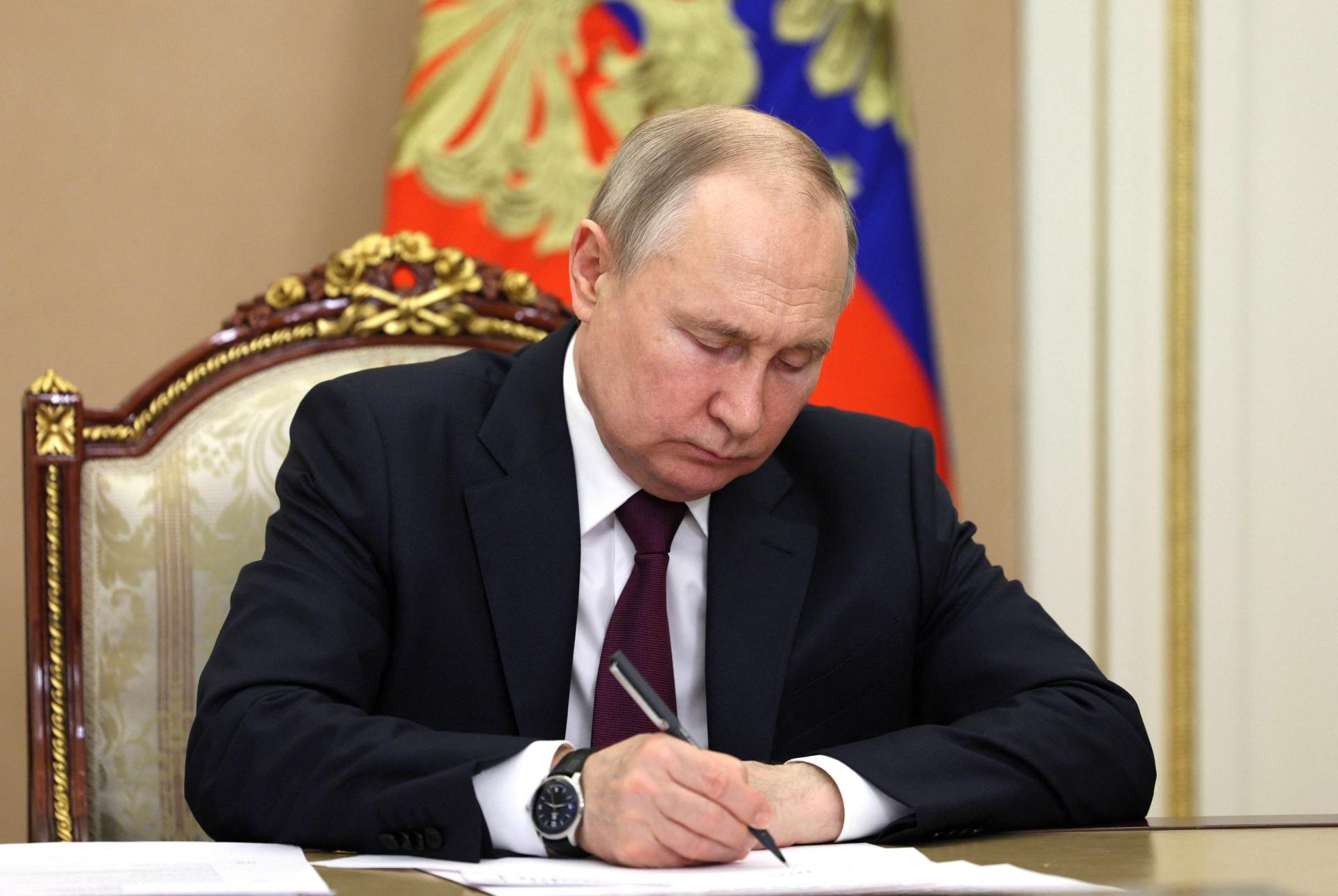 Putina rozčuľujú zlé správy z bojiska, už mu ich radšej nehovoria, tvrdia zdroje