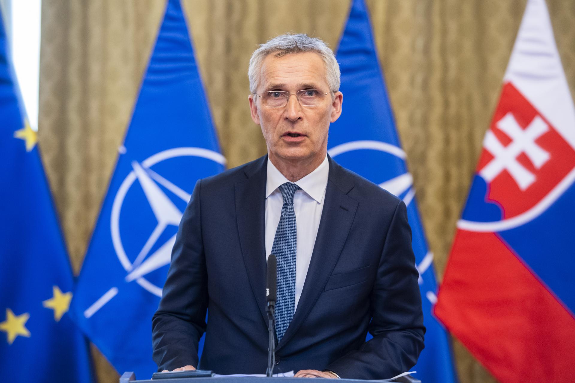 Stoltenberg v Bratislave: Slovensko sa môže spoľahnúť na NATO, sme obranná aliancia