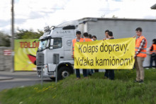 Protest proti kamiónovej doprave v Šali. FOTO: TASR/H. Mišovič
