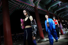 Modelky na prehliadke luxusnej módy značky Gucci C v paláci Gyeongbok v juhokórejskom Soule. FOTO: REUTERS