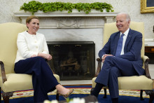 Americký prezident Joe Biden (vpravo) sa rozpráva s dánskou premiérkou Mette Frederiksenovou počas ich stretnutia v Oválnej pracovni Bieleho domu vo Washingtone. FOTO: TASR/AP