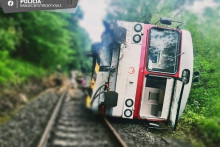 Vykoľajený vlak pri Rimavskej Sobote. FOTO: Facebook polície/Banskobystrický kraj