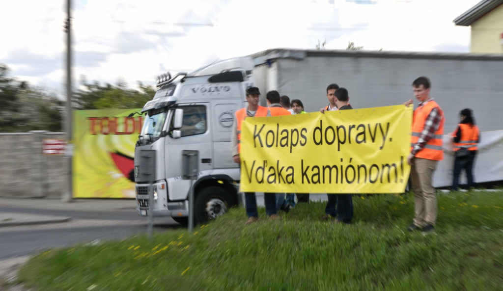 Protest proti kamiónovej doprave v Šali. FOTO: TASR/H. Mišovič