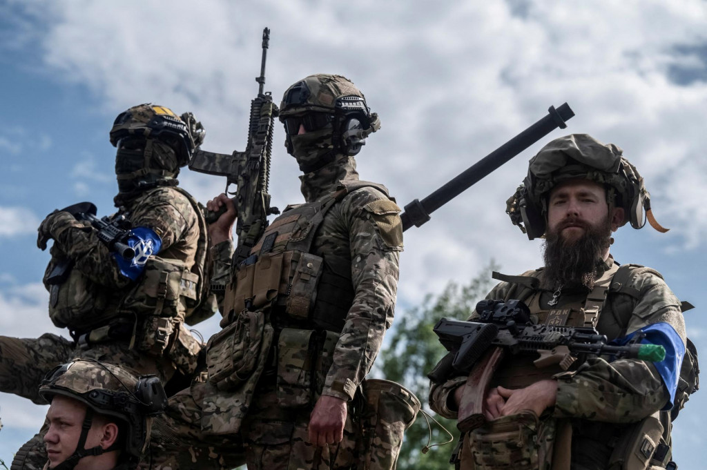 Členovia ruského dobrovoľníckeho zboru sú videní uprostred ruského útoku na Ukrajinu neďaleko ruských hraníc. FOTO: Reuters