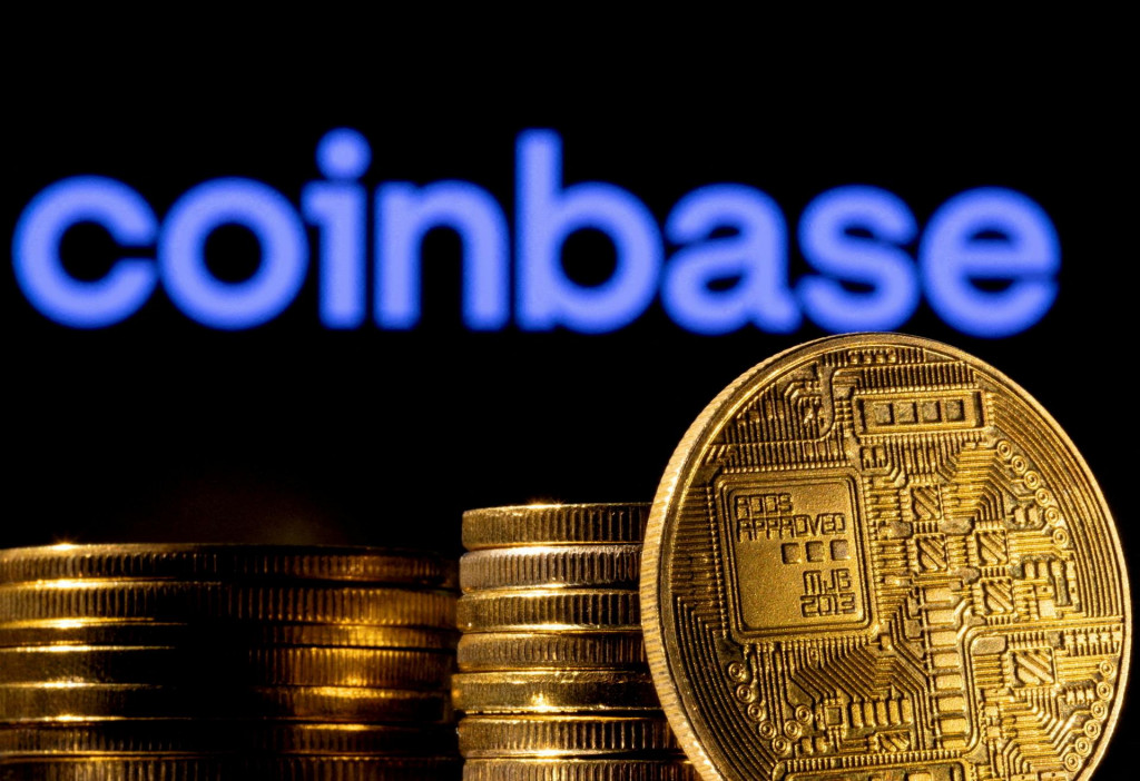 Logo Coinbase a znázornená kryptomena. FOTO: Reuters