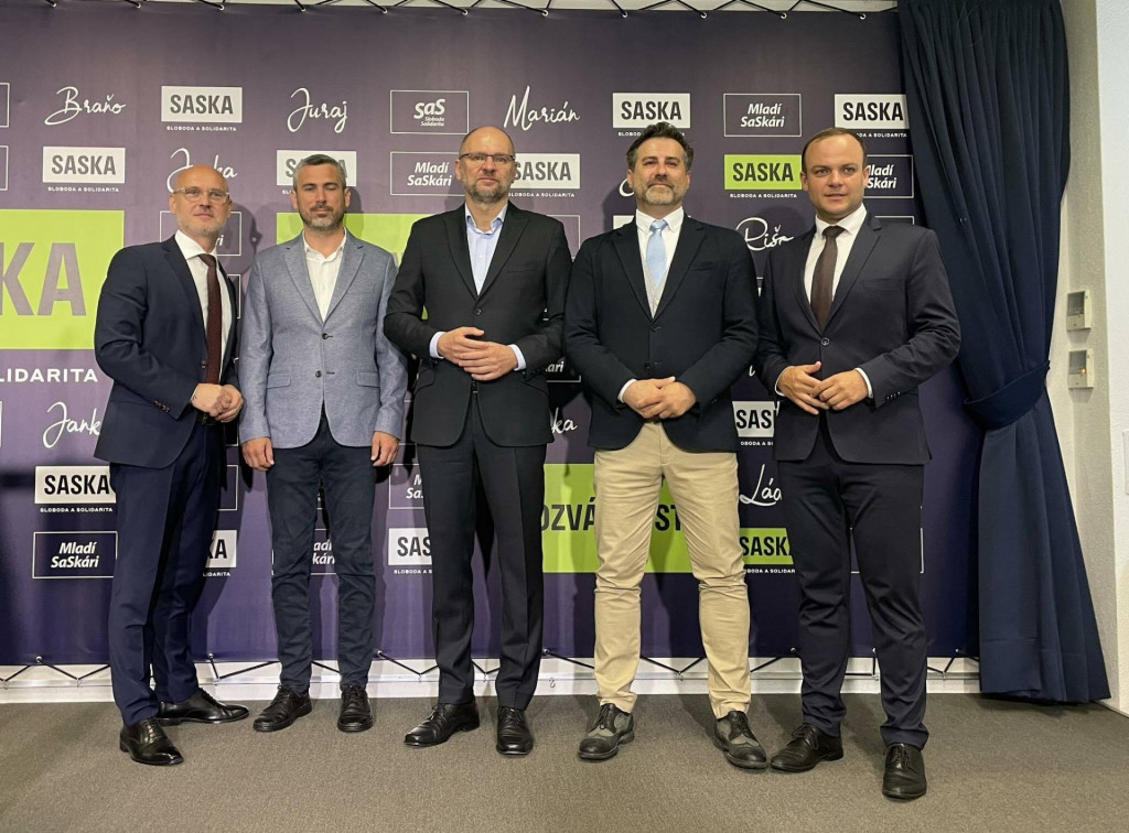 Predseda SASKY Richard Sul&iacute;k, podpredseda SASKY a t&iacute;ml&iacute;der strany pre &scaron;kolstvo Branislav Gr&ouml;hling, expert SASKY pre vedu a v&yacute;skum Ľudov&iacute;t Paulis, t&iacute;ml&iacute;der SASKY pre kult&uacute;ru Ren&eacute; Par&aacute;k a expert SASKY pre osobn&eacute; slobody Miroslav Žiak. FOTO: HN/Akos Cs&eacute;pl&ouml;