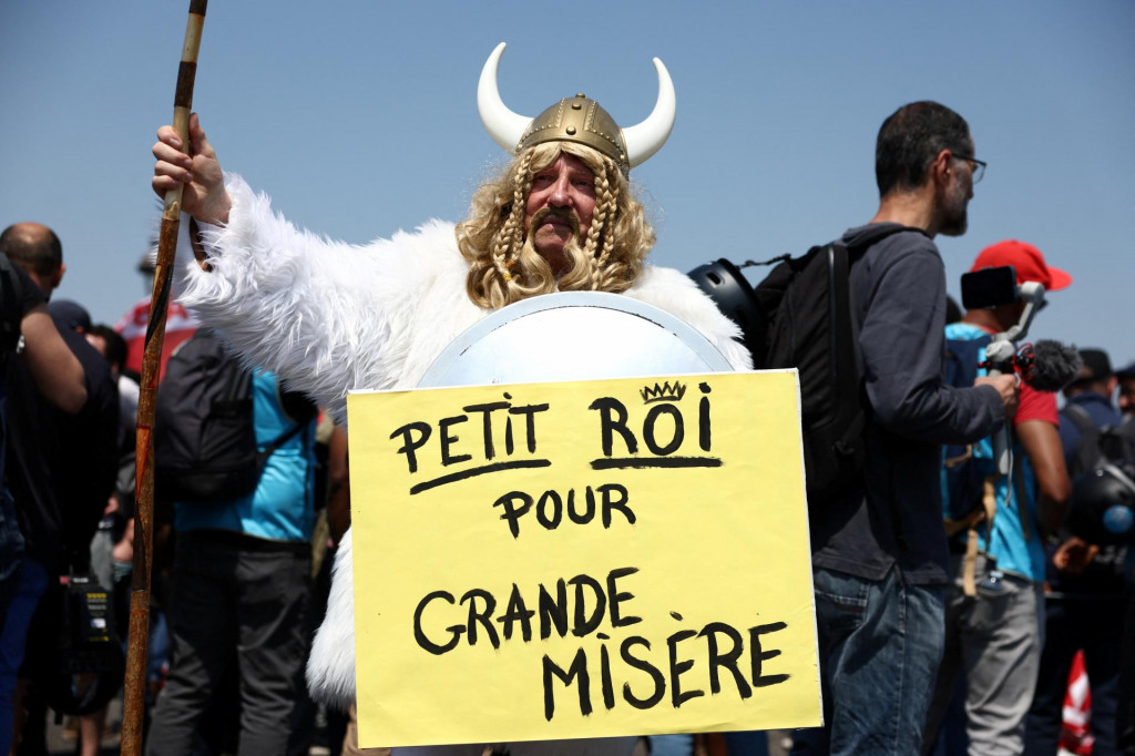 Demonštrant oblečený ako Gal drží transparent s nápisom „Malý kráľ za veľkú biedu“ počas demonštrácie v rámci 14. dňa celoštátnych protestov proti zákonu francúzskej vlády o dôchodkovej reforme v Paríži. FOTO: Reuters